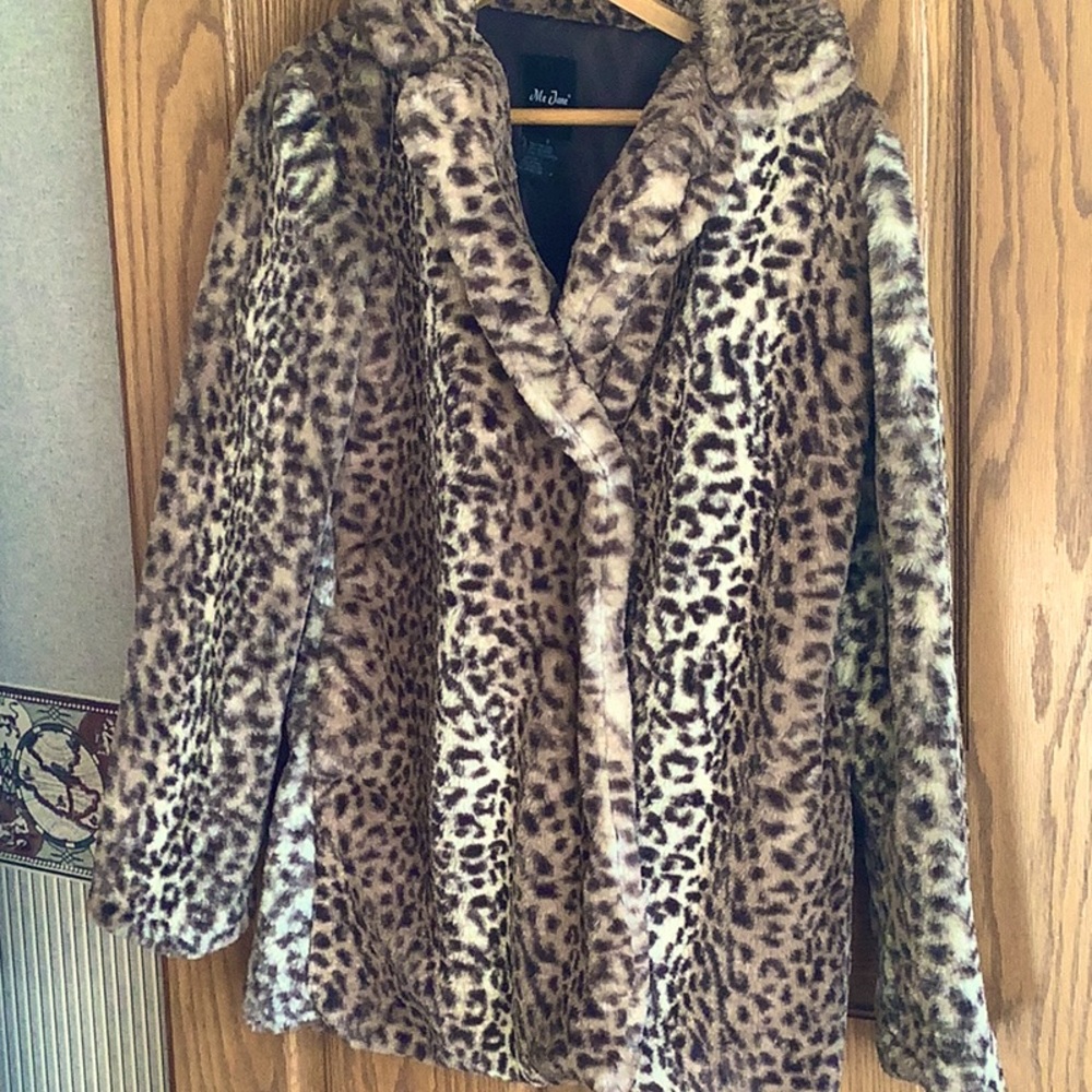 Faux fur Leopard coat.  3 big snaps, 2 pockets.  Sz S Super soft